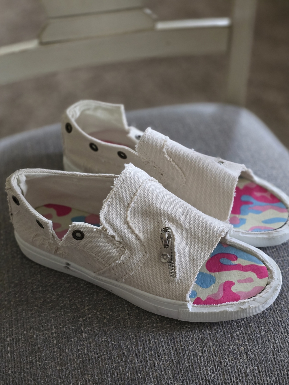 Miami Raga Canvas Slip-On Sandals in Off-White with Pink Camo Insole